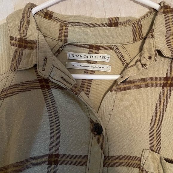 Urban outfitters flannel, worn a few times and it’s over sized - Picture 2 of 2